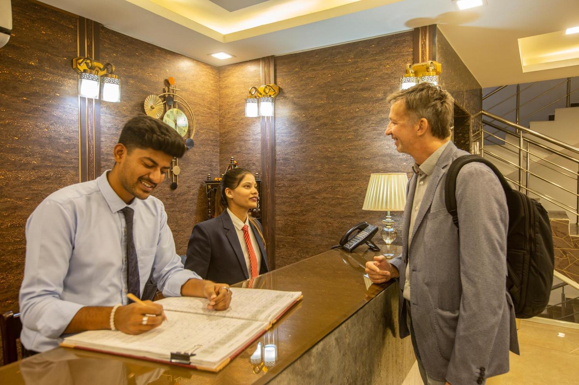 Hotel Prithvi-Raj Near Delhi Airport Ню Делхи Екстериор снимка
