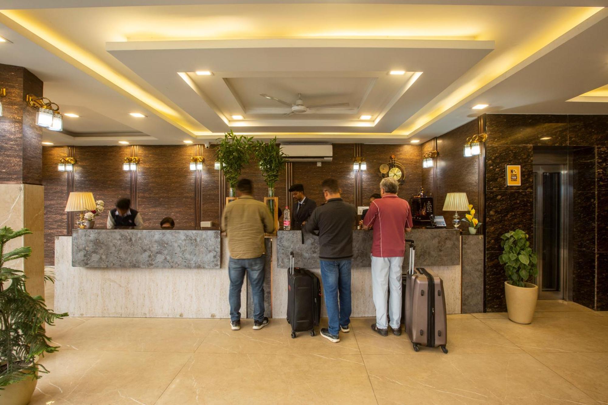 Hotel Prithvi-Raj Near Delhi Airport Ню Делхи Екстериор снимка