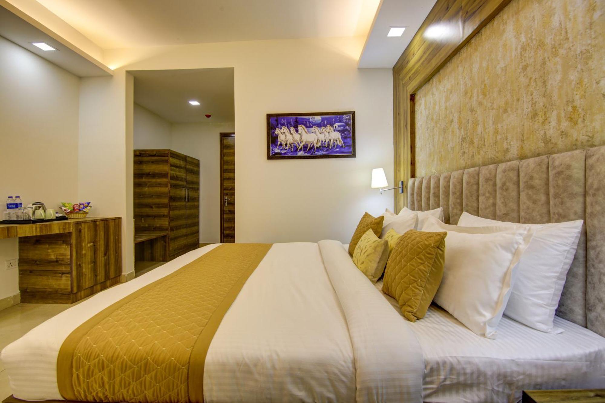 Hotel Prithvi-Raj Near Delhi Airport Ню Делхи Екстериор снимка