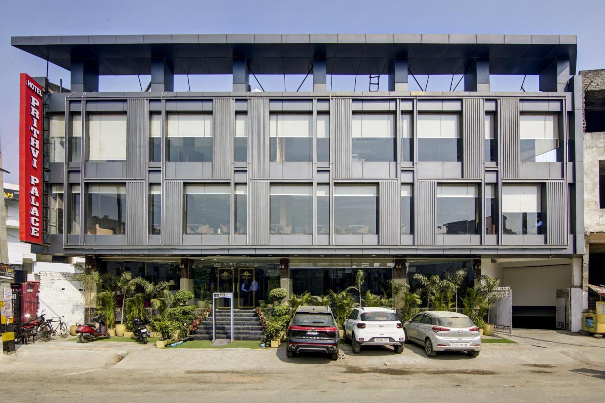 Hotel Prithvi-Raj Near Delhi Airport Ню Делхи Екстериор снимка