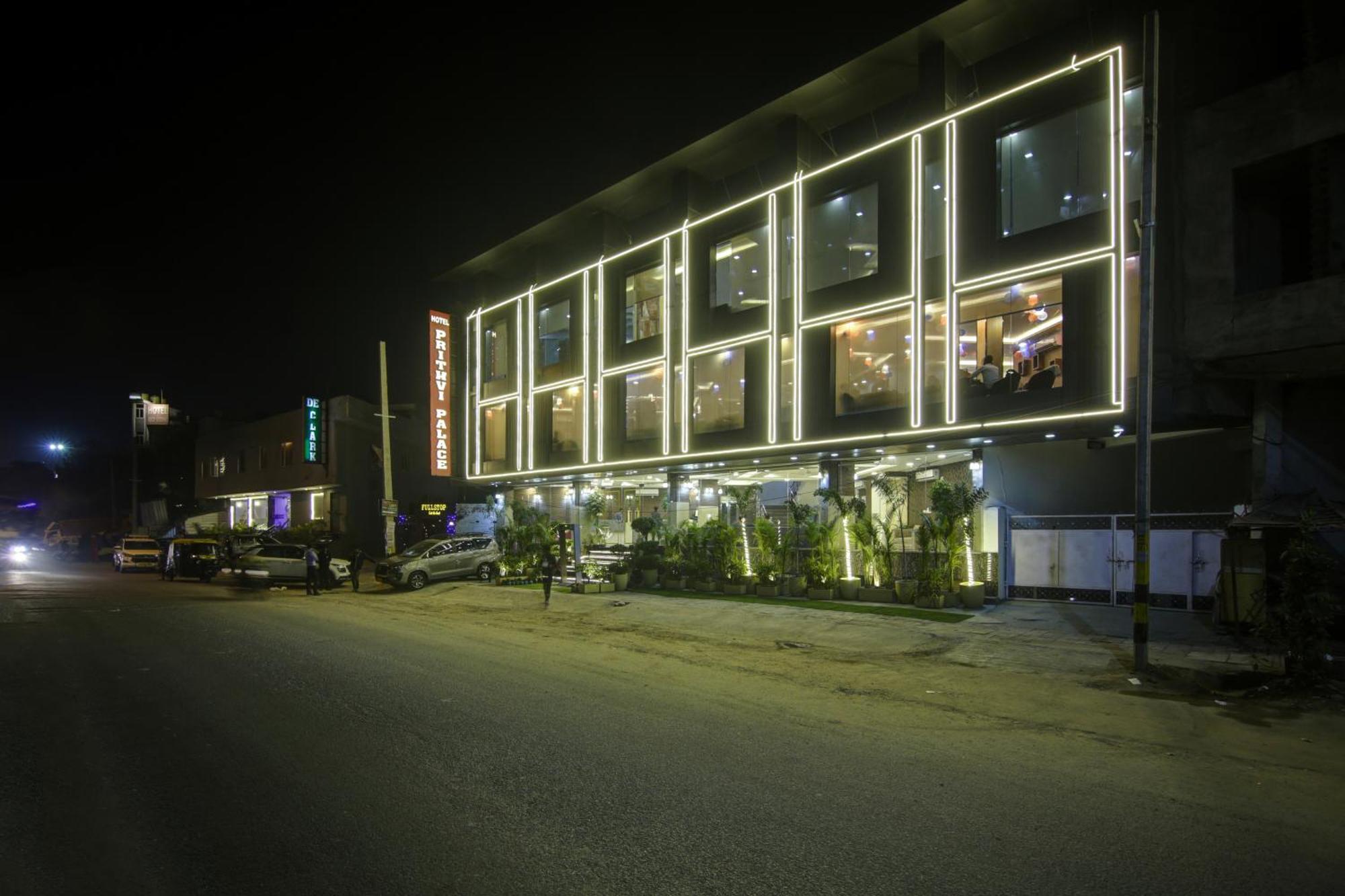Hotel Prithvi-Raj Near Delhi Airport Ню Делхи Екстериор снимка